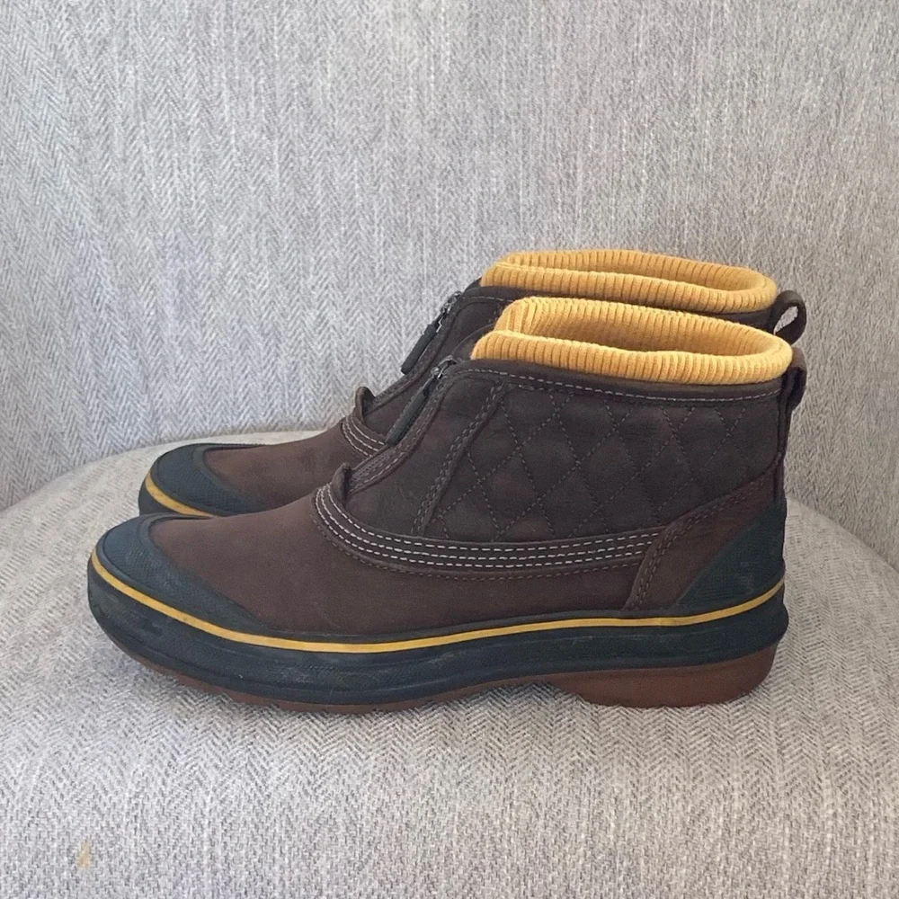 Clarks Water proof Leather Mugs Booties.